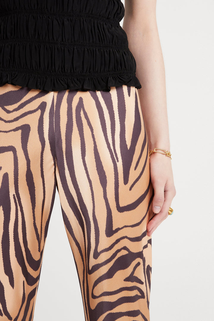 Husk Anya Pant