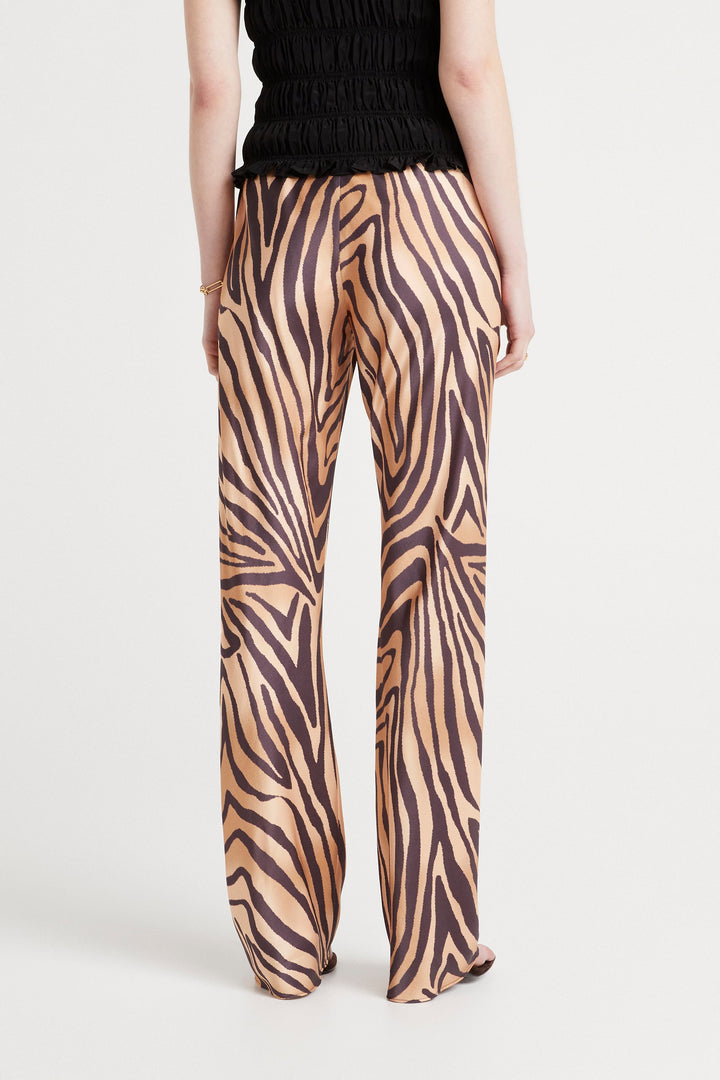 Husk Anya Pant